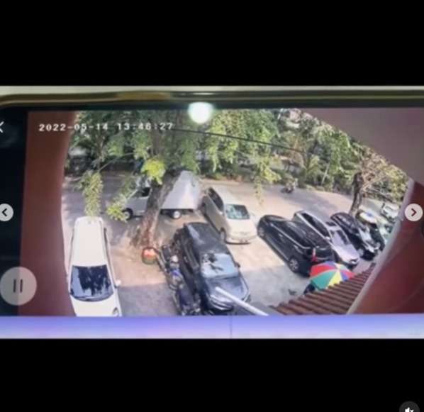 Aneh Tapi Nyata! Dua Mobil ini Tiba-Tiba Mundur Saat Parkir di Lokasi yang Sama, Disebut Ada Penunggunya