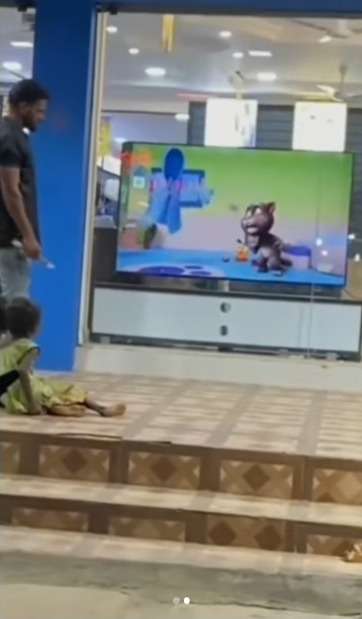 Kebaikan Penjaga Toko Elektronik Biarkan Anak Jalanan Nonton Kartun di TV Display Bikin Hati Terenyuh
