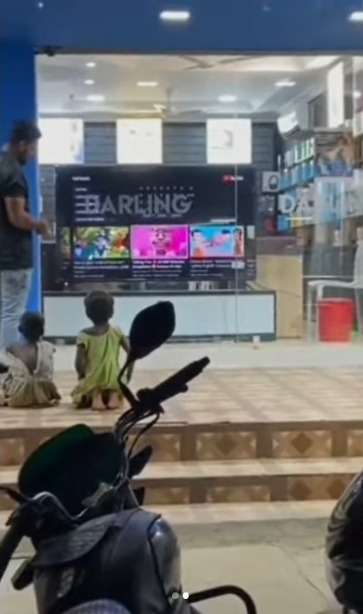 Kebaikan Penjaga Toko Elektronik Izinkan Anak Jalanan Nonton Kartun di TV Display Bikin Hati Terenyuh