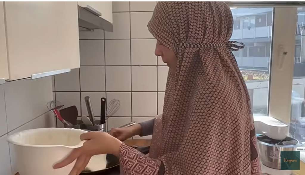 Potret Shireen Sungkar bantu mamanya jualan di Belanda