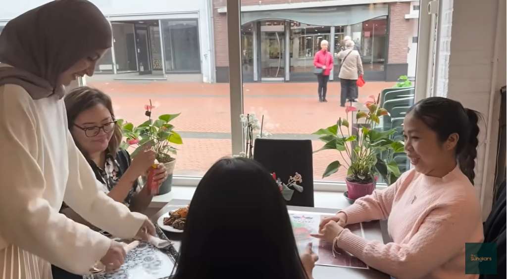Potret Shireen Sungkar bantu mamanya jualan di Belanda