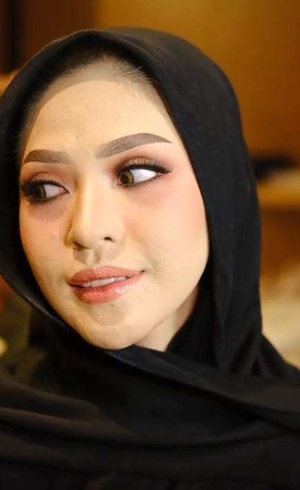 Transformasi makeup pengantin siger Sunda penuh jerawat.