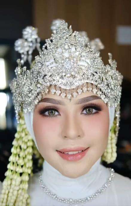 Transformasi makeup pengantin siger Sunda penuh jerawat.