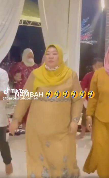 Momen istri sah labrak suami di pelaminan.
