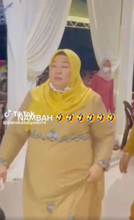Momen istri sah labrak suami di pelaminan.
