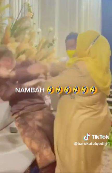 Momen istri sah labrak suami di pelaminan.