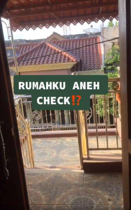 Pamer rumah orangtua desainnya aneh.