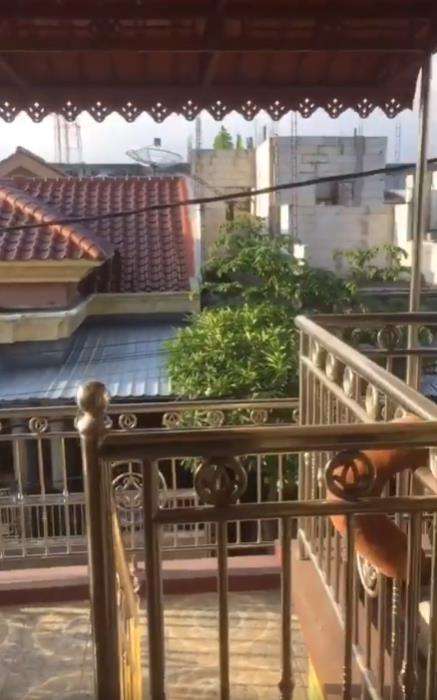 Pamer rumah orangtua desainnya aneh.