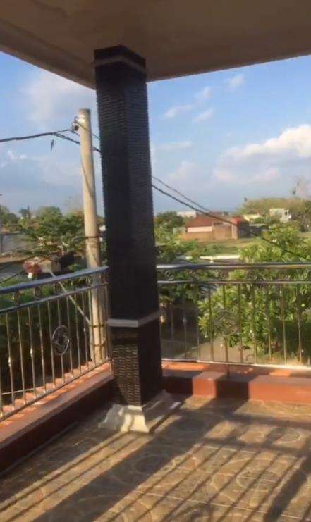 Pamer rumah orangtua desainnya aneh.