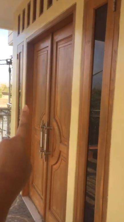 Pamer rumah orangtua desainnya aneh.