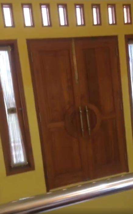 Pamer rumah orangtua desainnya aneh.