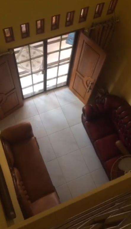 Pamer rumah orangtua desainnya aneh.