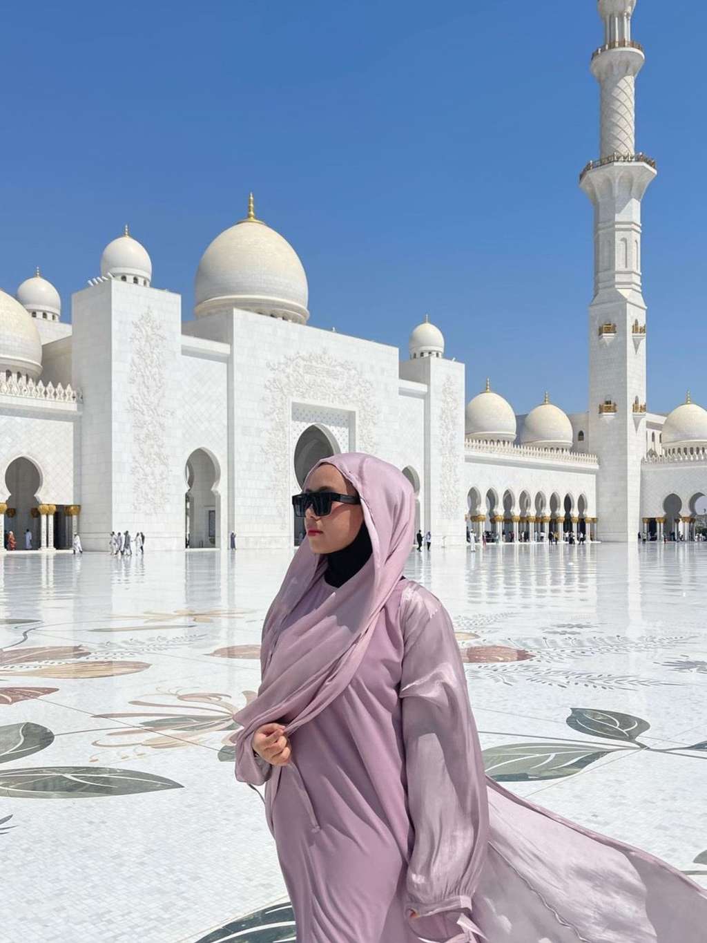 Datangi Masjid Ikonik di Abu Dhabi, Sohwa Halilintar Anggun Berbalut Gamis Lilac