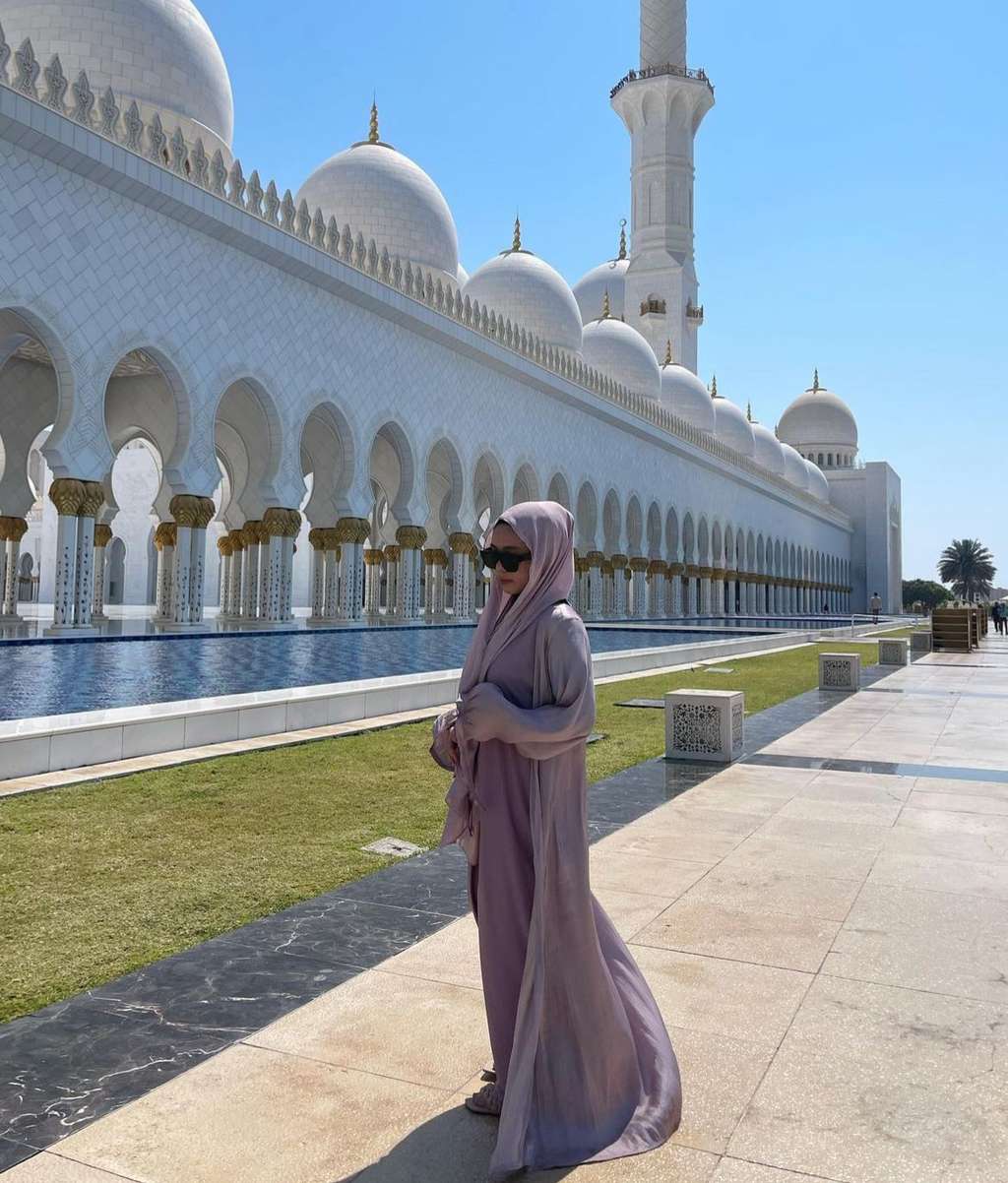 Datangi Masjid Ikonik di Abu Dhabi, Sohwa Halilintar Anggun Berbalut Gamis Lilac