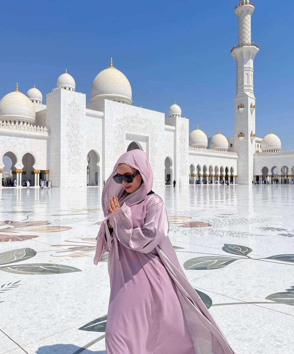 Datangi Masjid Ikonik di Abu Dhabi, Sohwa Halilintar Anggun Berbalut Gamis Lilac