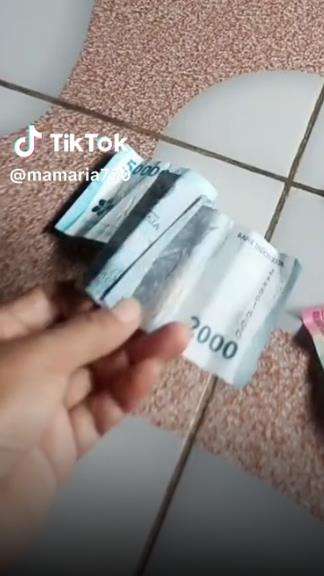 Curhatan pedagang sering ketipu uang kertas baru.