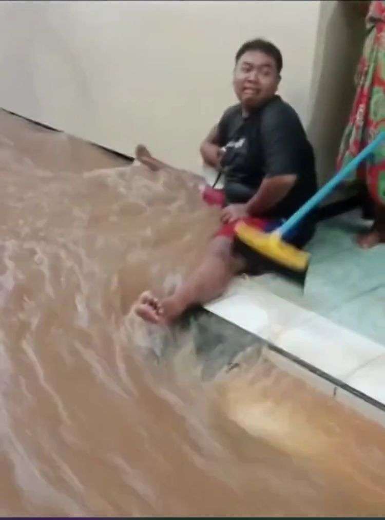 Aksi Kocak Pengorbanan Seseorang Rela Jadi Tanggul Hidup Demi Menghalau Banjir Tak Masuk Rumah