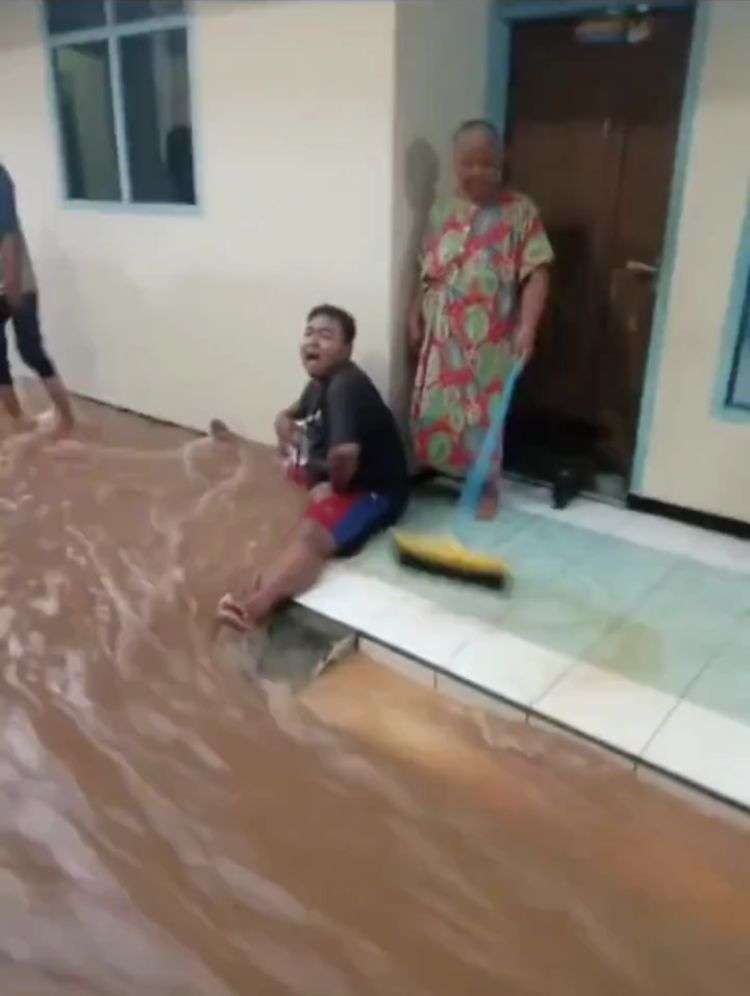 Aksi Kocak Pengorbanan Seseorang Rela Jadi Tanggul Hidup Demi Menghalau Banjir Tak Masuk Rumah