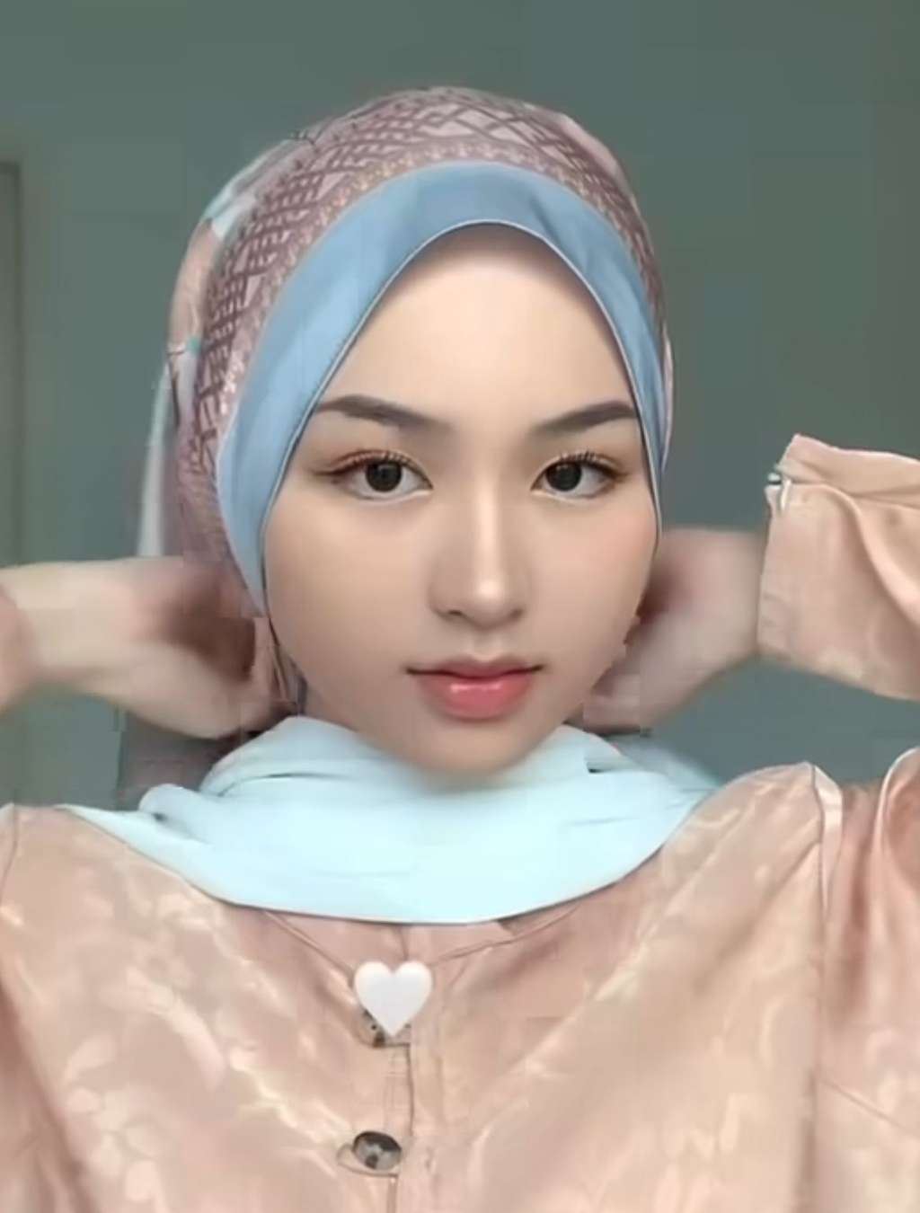 Tampil Beda dengan Hijab Motif Berbahan Satin