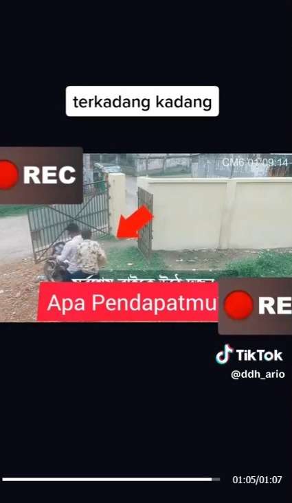 Pura-Pura Buntung, Pengemis Ini Tertangkap Basah Lepas Penyamarannya di Lahan Kosong