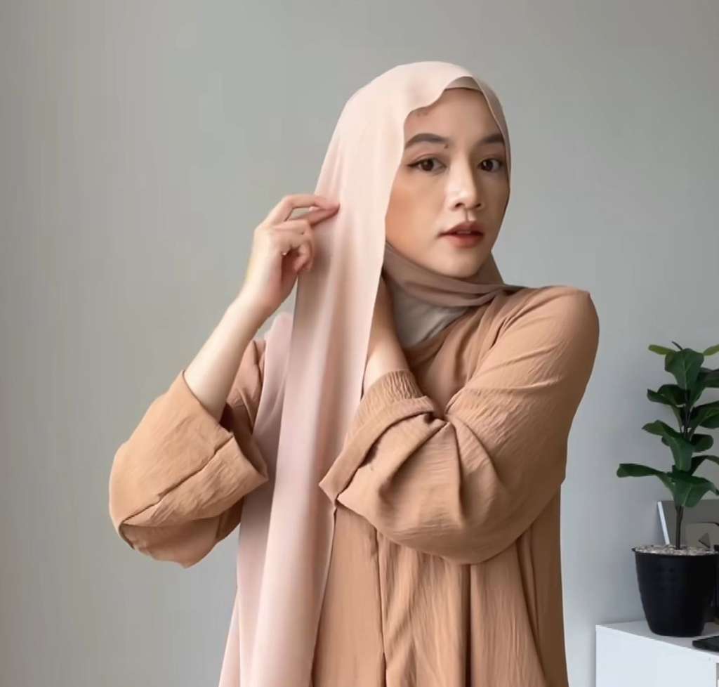 Look Pashmina Effortless, Hanya Butuh Satu Jarum