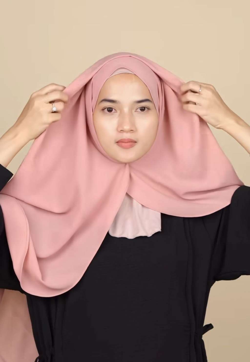 Level Up Look Hijab, Coba Pakai Kerudung Curve dengan Style Beda