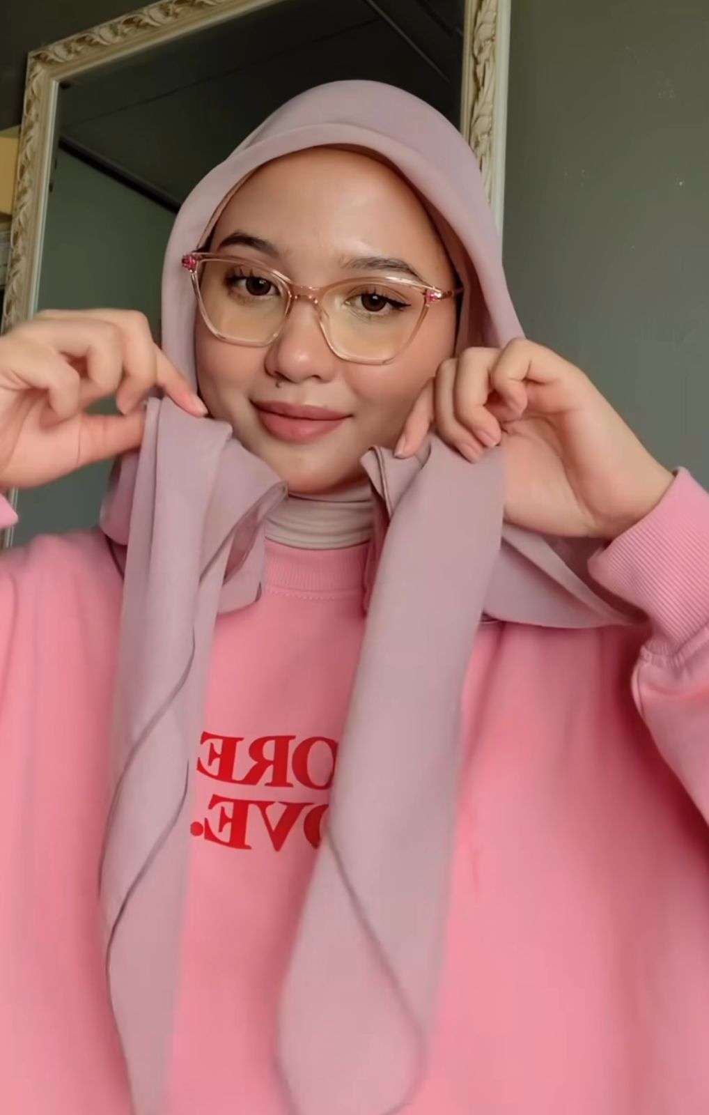 Sweet Look Hijab nan Rapi untuk Si Mata Empat