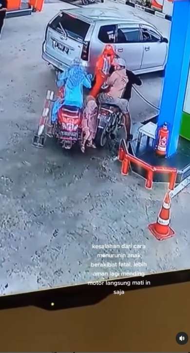 Viral Rekaman CCTV Detik-Detik Anak Tarik Gas Hingga Motor Nyeruntul Tabrak Mobil yang Lagi Isi Bensin