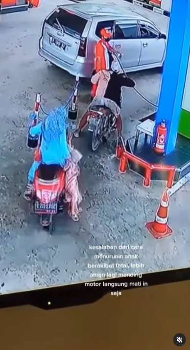 Viral Rekaman CCTV Detik-Detik Anak Tarik Gas Hingga Motor Nyeruntul Tabrak Mobil yang Lagi Isi Bensin
