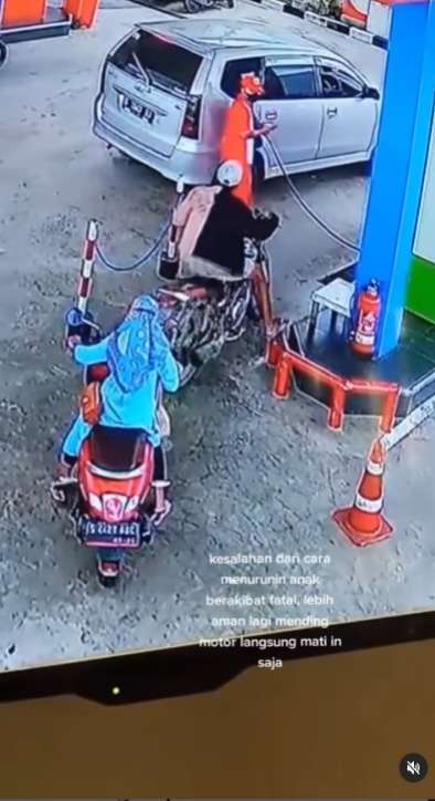 Viral Rekaman CCTV Detik-Detik Anak Tarik Gas Hingga Motor Nyeruntul Tabrak Mobil yang Lagi Isi Bensin