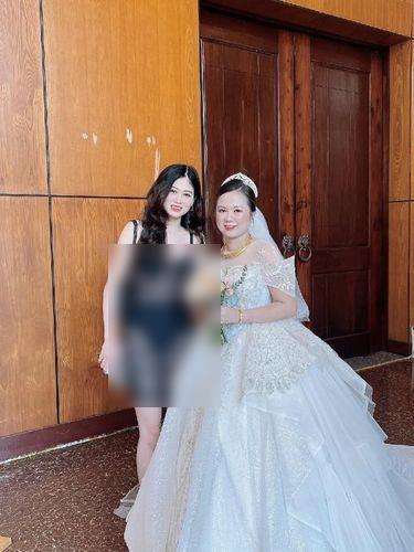 Wanita pakai baju transparan dengan bikini sebagai dalaman di pesta pernikahan.