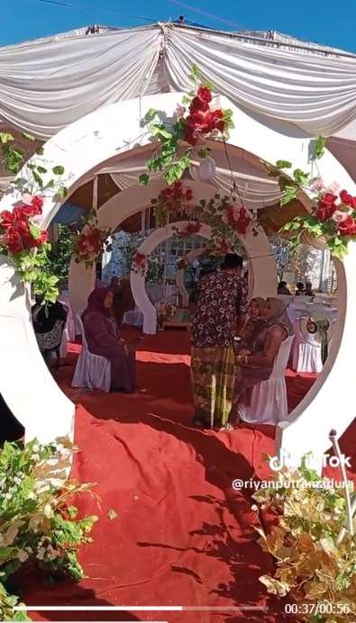 Bikin Melotot! Seserahan Mewah Lamaran ‘Sultan Madura’, Kasih Pengantin Wanita Mobil Baru dan Bouquet Uang Super Besar