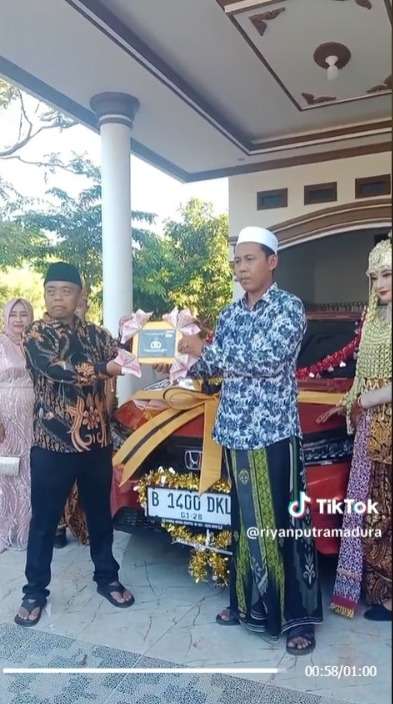 Bikin Melotot! Seserahan Mewah Lamaran ‘Sultan Madura’, Kasih Pengantin Wanita Mobil Baru dan Bouquet Uang Super Besar