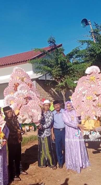 Bikin Melotot! Seserahan Mewah Lamaran ‘Sultan Madura’, Kasih Pengantin Wanita Mobil Baru dan Bouquet Uang Super Besar