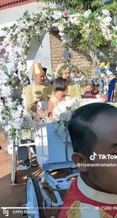 Bikin Melotot! Seserahan Mewah Lamaran ‘Sultan Madura’, Kasih Pengantin Wanita Mobil Baru dan Bouquet Uang Super Besar