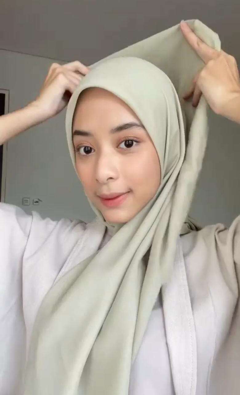 Ikut Tren Yuk, Coba Style Manis Hijab Warna Sage Green