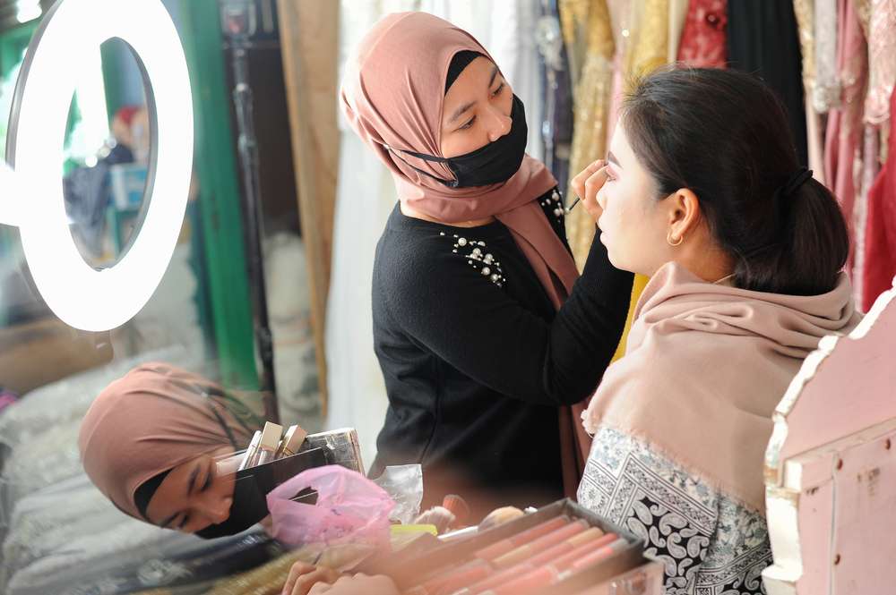 MUA Merias Wajah Klien