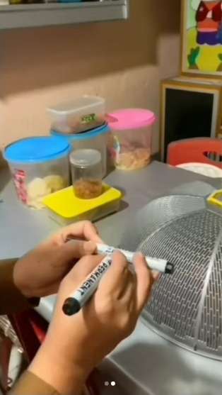 Kebiasaan Unik Seorang Ibu Nulis Tanggal Pembelian di Semua Perabot Rumah, Ada yang Sama?