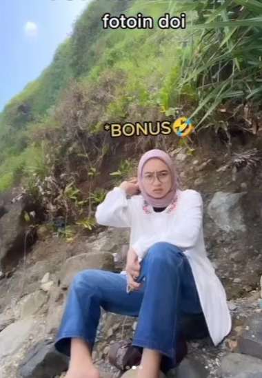 Drama Difotoin Doi, Sudah Naik ke Batu Basah-Basahan di Tengah Terik Matahari, Hasil Fotonya Malah Bikin Nangis