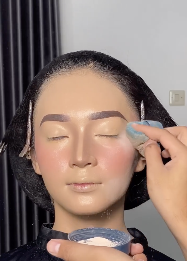 Memakai Bedak Tabur Memakai Bedak Tabur