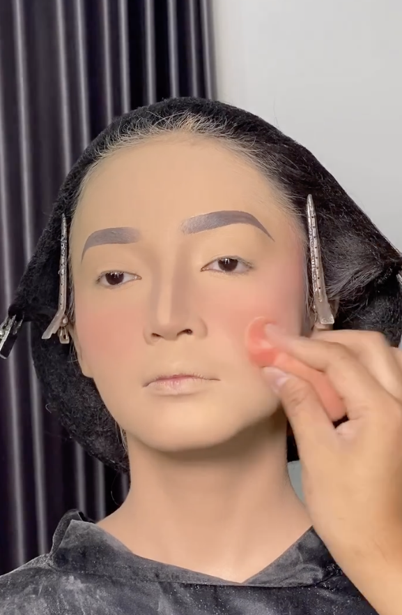 Memakai Bedak Padat Memakai Bedak Padat