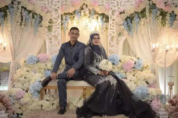 Sempat Menolak, Akhirnya Wanita ini Luluh Terima Mantan Muridnya Jadi Suami yang Terpaut 16 Tahun Lebih Muda