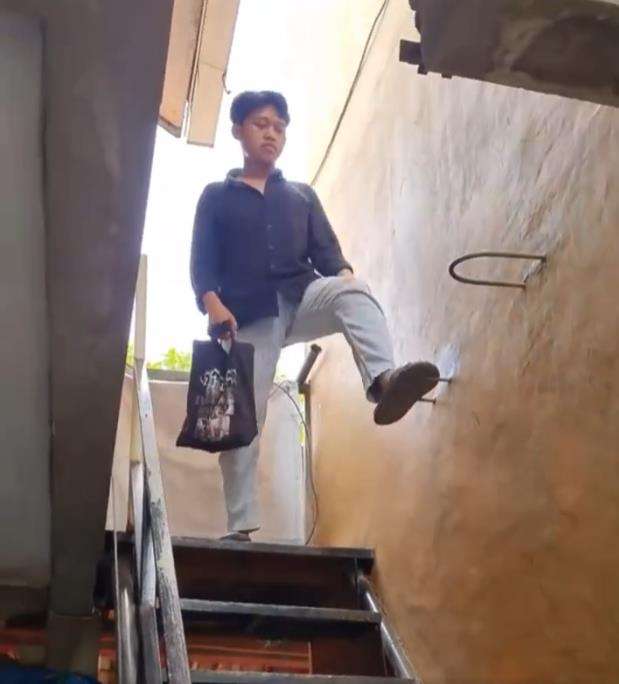 Anak tangga unik cocok buat uji ketangkasan.