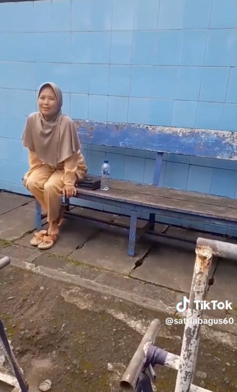Perjuangan Ibu Mengantar Anaknya Melamar Kerja