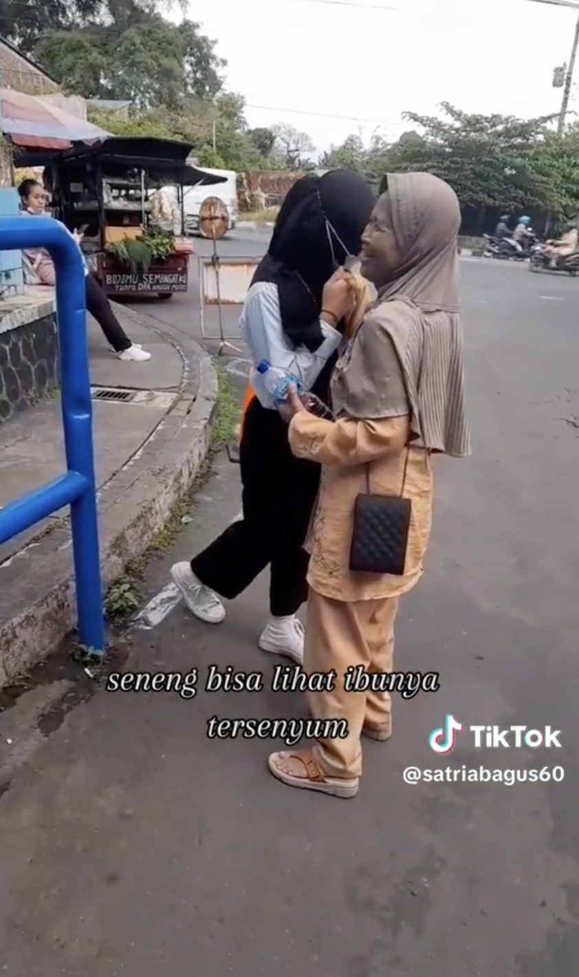 Perjuangan Ibu Mengantar Anaknya Melamar Kerja