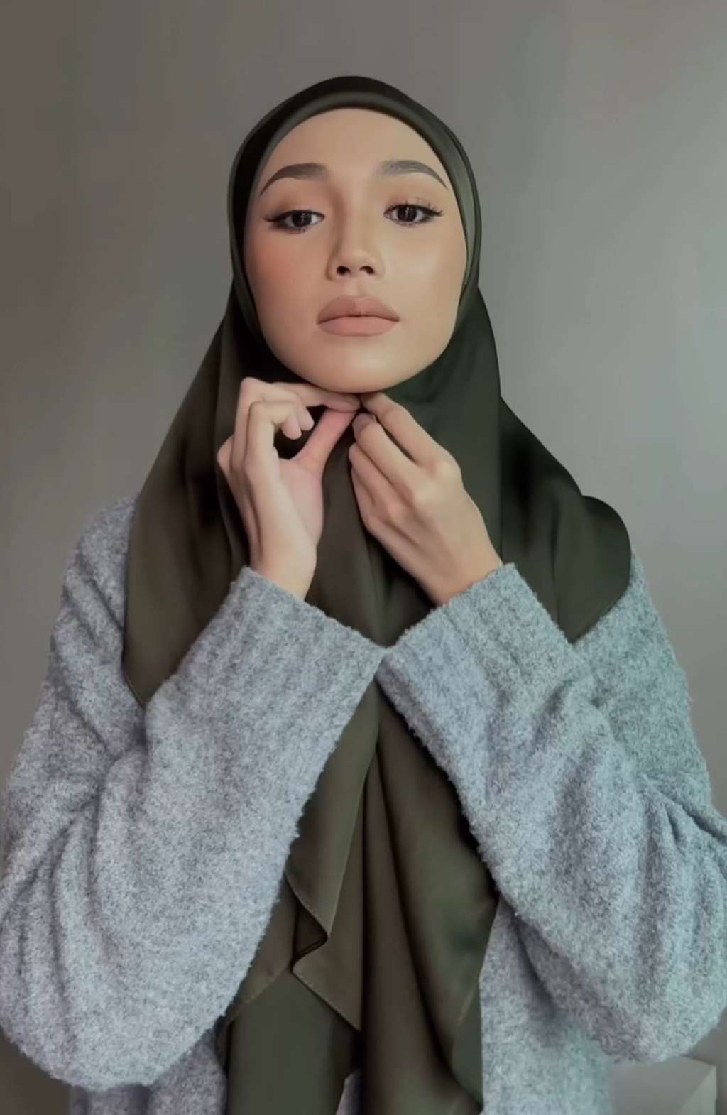 Detail Playful Pada Hijab Satin, Coba Styling dengan Karet Rambut