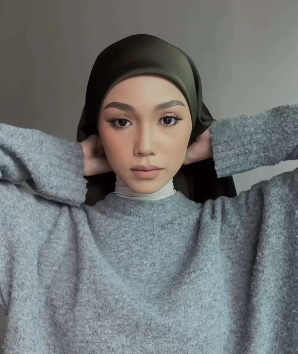 Detail Playful Pada Hijab Satin, Coba Styling dengan Karet Rambut