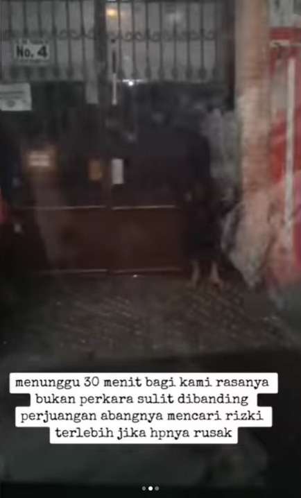 Kebaikan Hati Pemilik Rumah Rela Menunggu Dalam Mobil, Sebab Ada Motor yang Sedang Berteduh Depan Garasinya Bikin Terharu