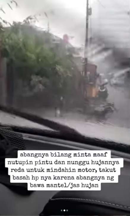 Kebaikan Hati Pemilik Rumah Rela Menunggu Dalam Mobil, Sebab Ada Motor yang Sedang Berteduh Depan Garasinya Bikin Terharu