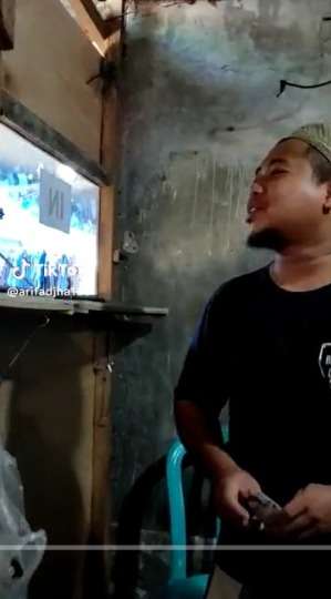 Jasa Cas Hape Penuh Satu Ruangan Penuh Colokan Kabel Sampai Ngeri Melihatnya